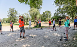 Étirements après la marche nordique.